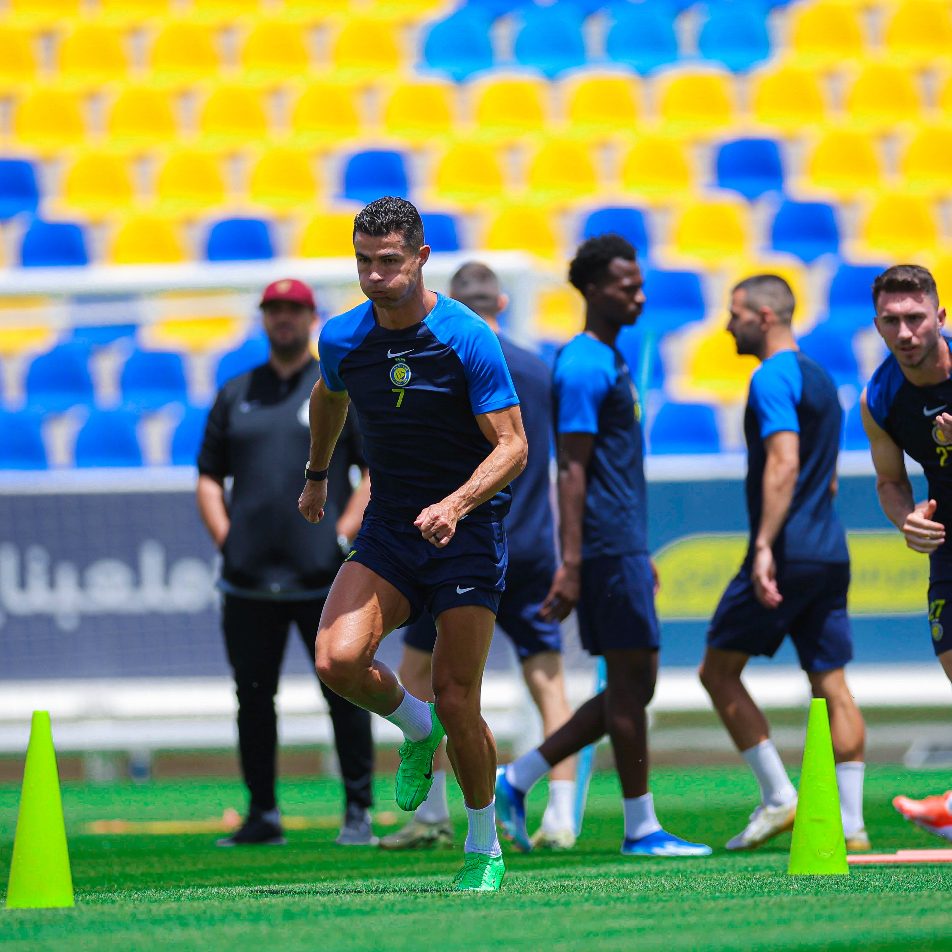 C罗在法国队比赛中绝杀，战术调整引发热议！(c罗vs法国)