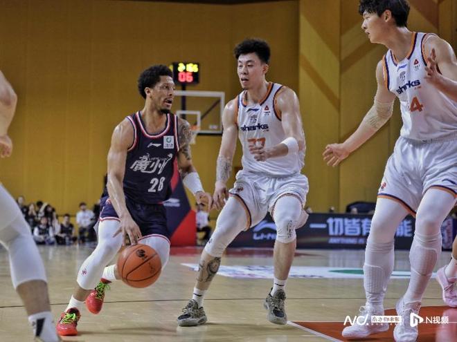 包含广州队绝杀压哨备战NBA季后赛赛后俄克拉荷马雷霆防线松动，现场解说直呼：清晨菲尼克斯太阳调整名单以备中超的词条